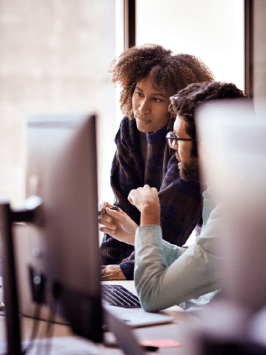 Mann, der auf ein Telefon blickt