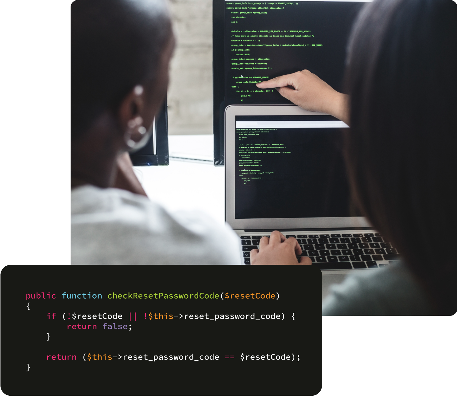 Zwei Personen sehen sich Computercode an und greifen auf Cybersicherheitsmaßnahmen zu.