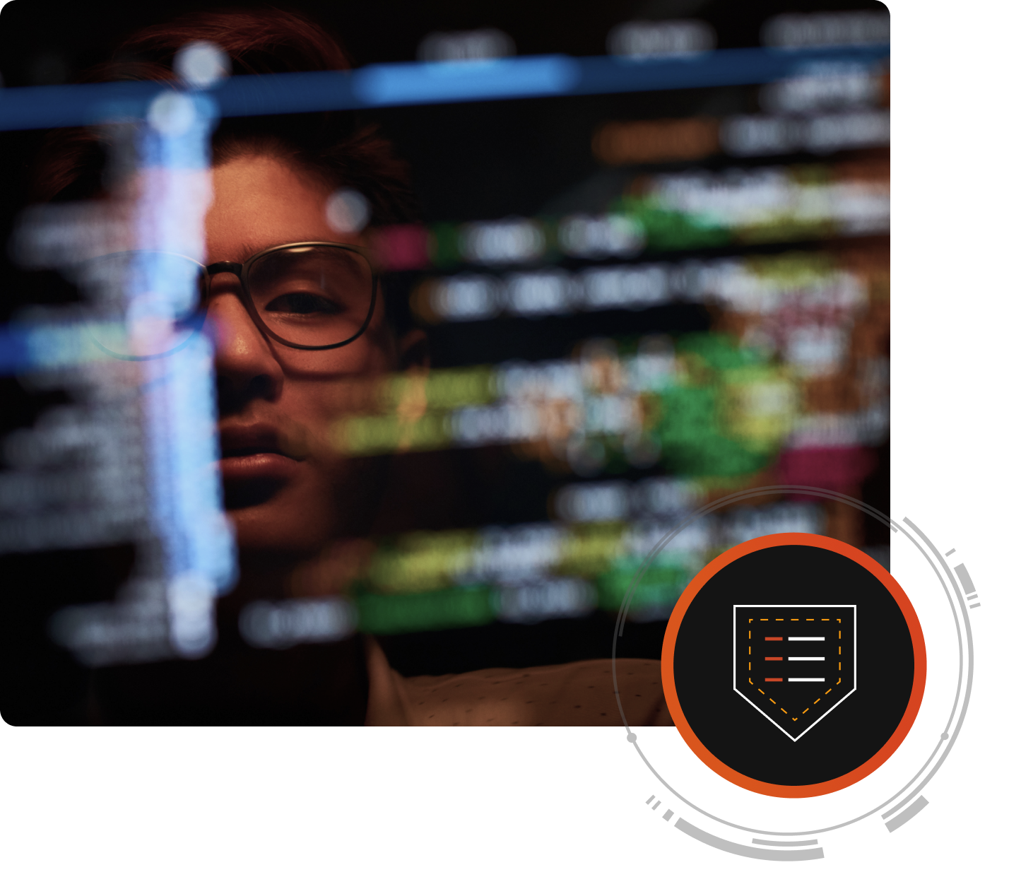 Das Gesicht einer Person spiegelt sich in einem Computerbildschirm mit Cybersicherheitscode.